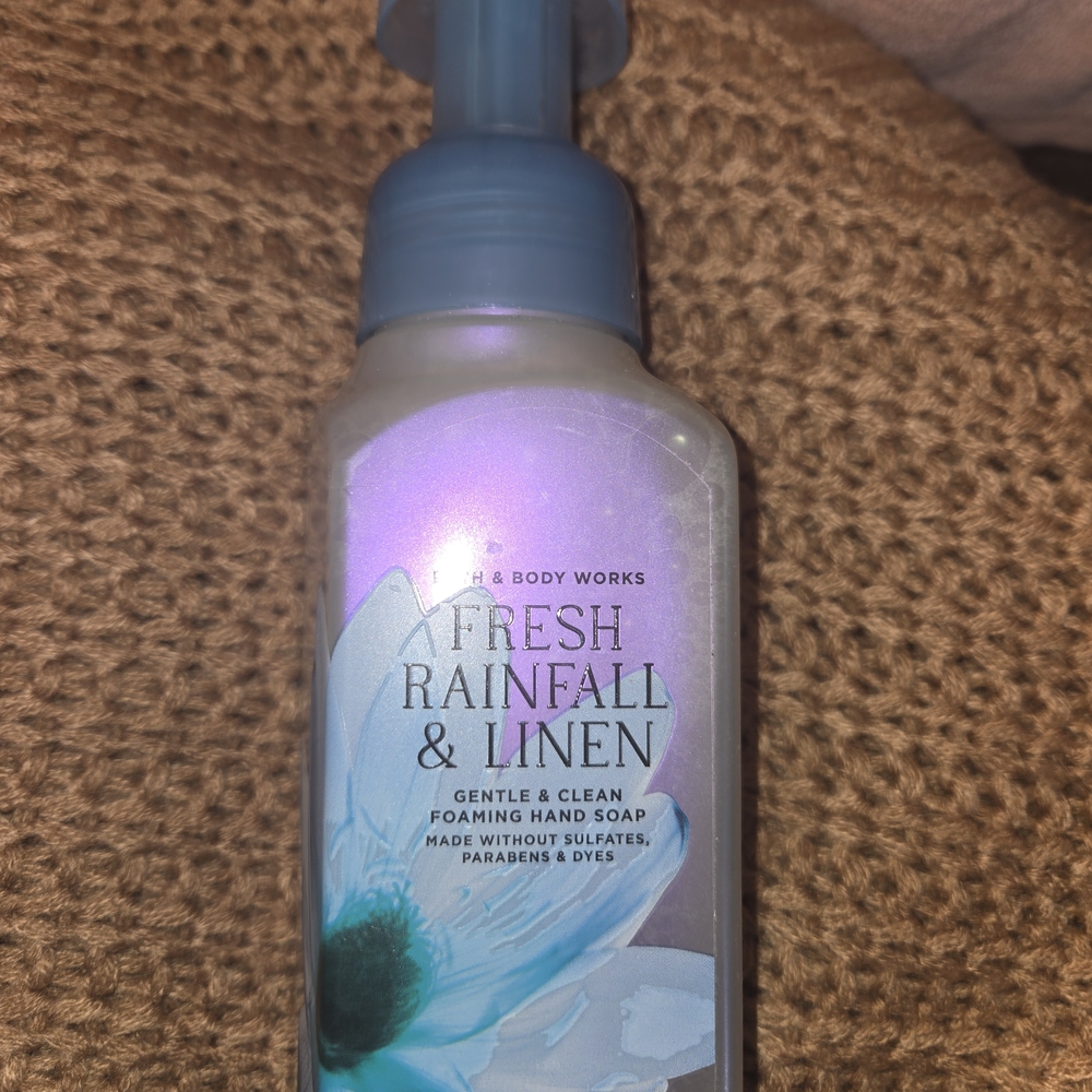 Bath & Body Works Fresh Rainfall & Linen Foaming Hand Soap - Blue
